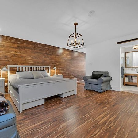 Amazing Fully Renovated Apartment On Queen St. Toronto Kültér fotó