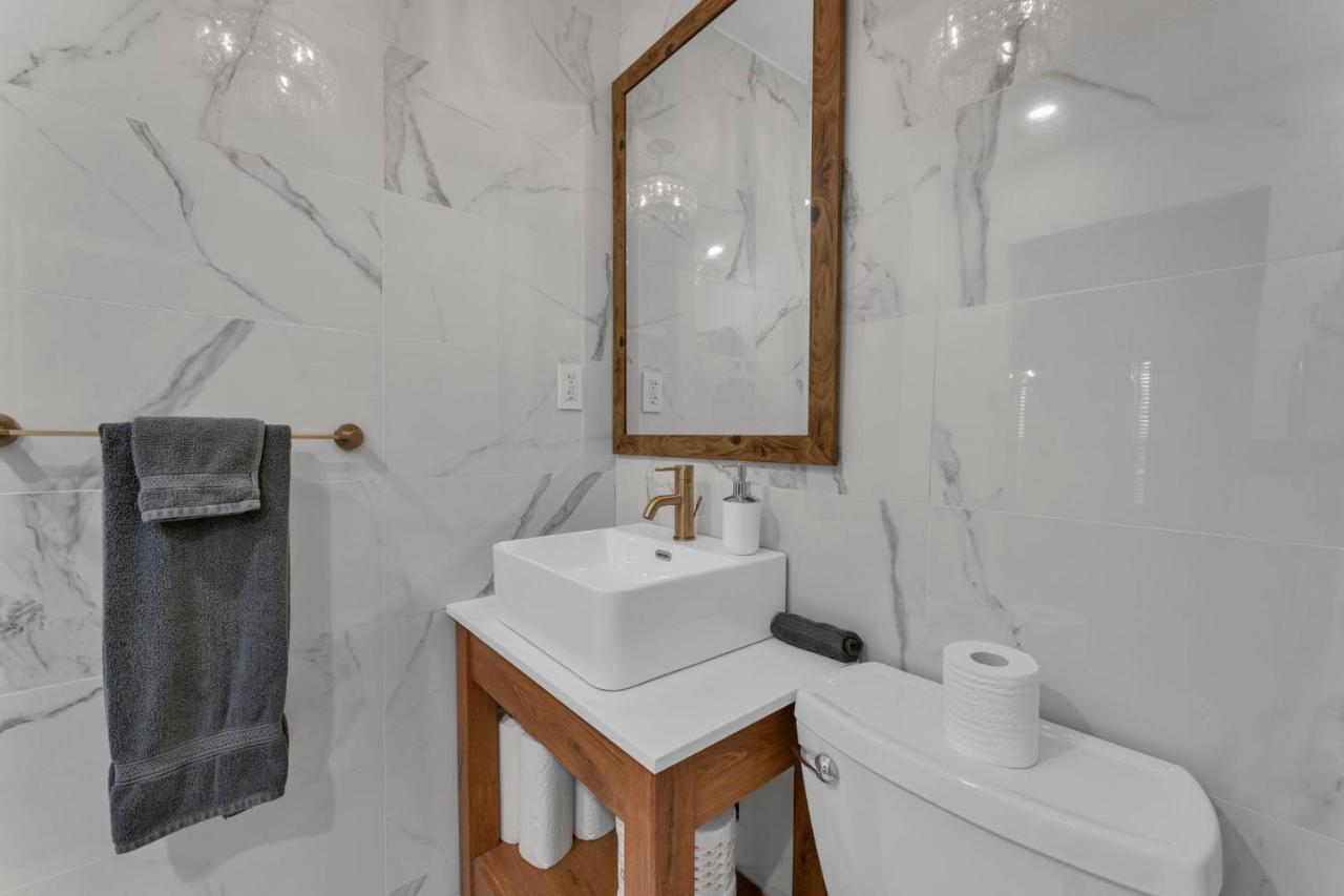 Amazing Fully Renovated Apartment On Queen St. Toronto Kültér fotó
