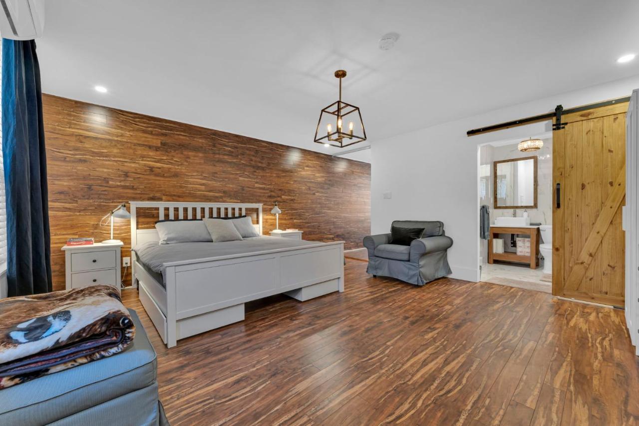 Amazing Fully Renovated Apartment On Queen St. Toronto Kültér fotó