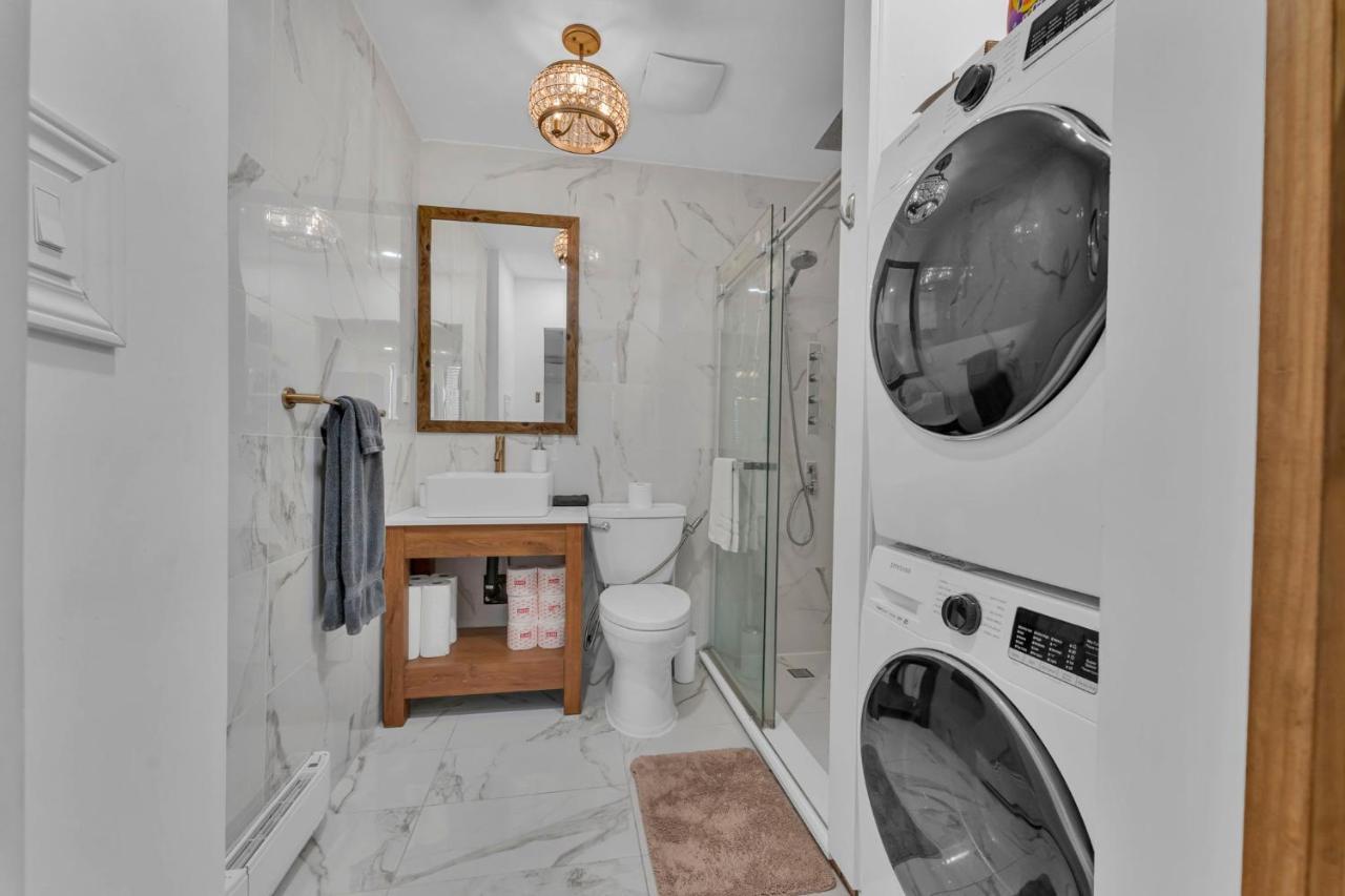 Amazing Fully Renovated Apartment On Queen St. Toronto Kültér fotó
