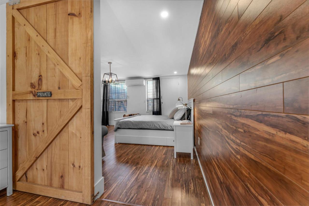 Amazing Fully Renovated Apartment On Queen St. Toronto Kültér fotó