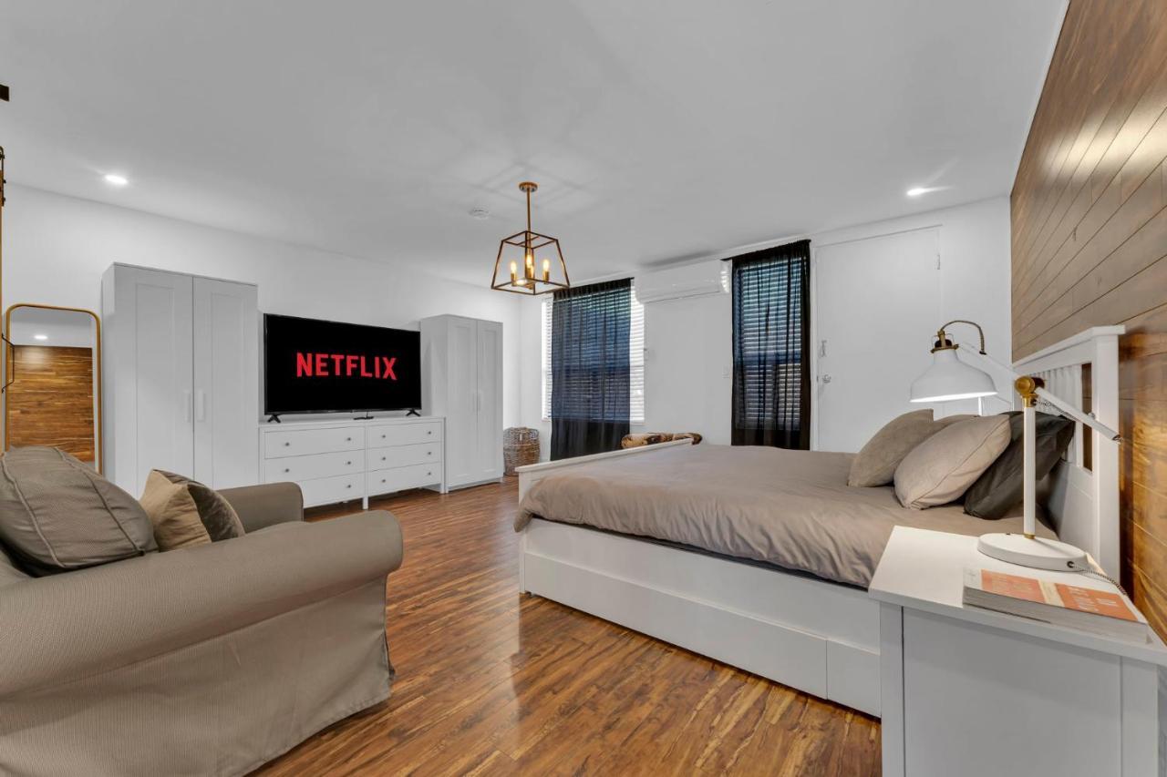 Amazing Fully Renovated Apartment On Queen St. Toronto Kültér fotó