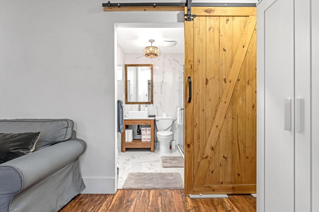Amazing Fully Renovated Apartment On Queen St. Toronto Kültér fotó