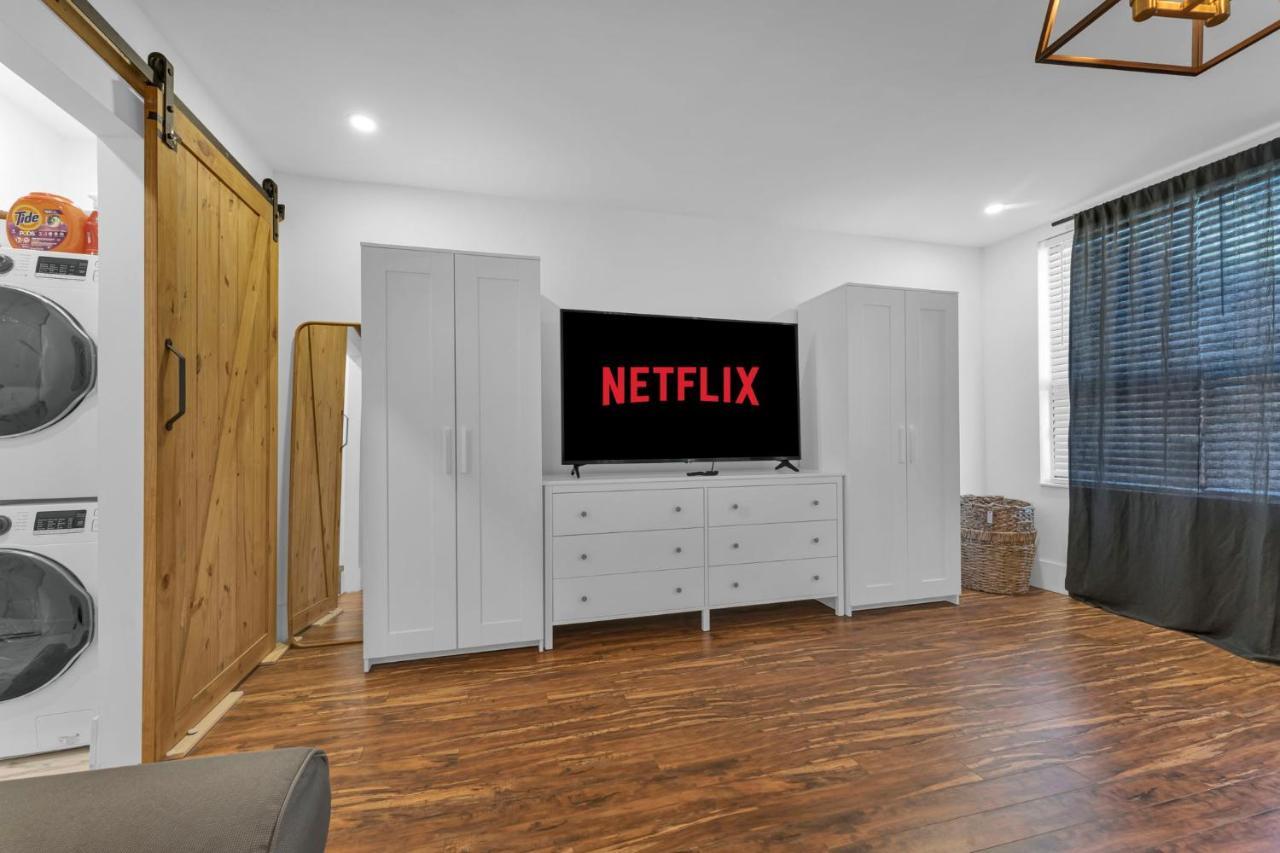 Amazing Fully Renovated Apartment On Queen St. Toronto Kültér fotó